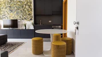 King Room with Roll-In Shower - Disability Access | Ropa de cama de alta calidad y edredones de plumas