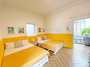 Habitación estándar con 2 camas individuales, 2 camas dobles | Escritorio, cortinas opacas, sistema de insonorización y wifi gratis