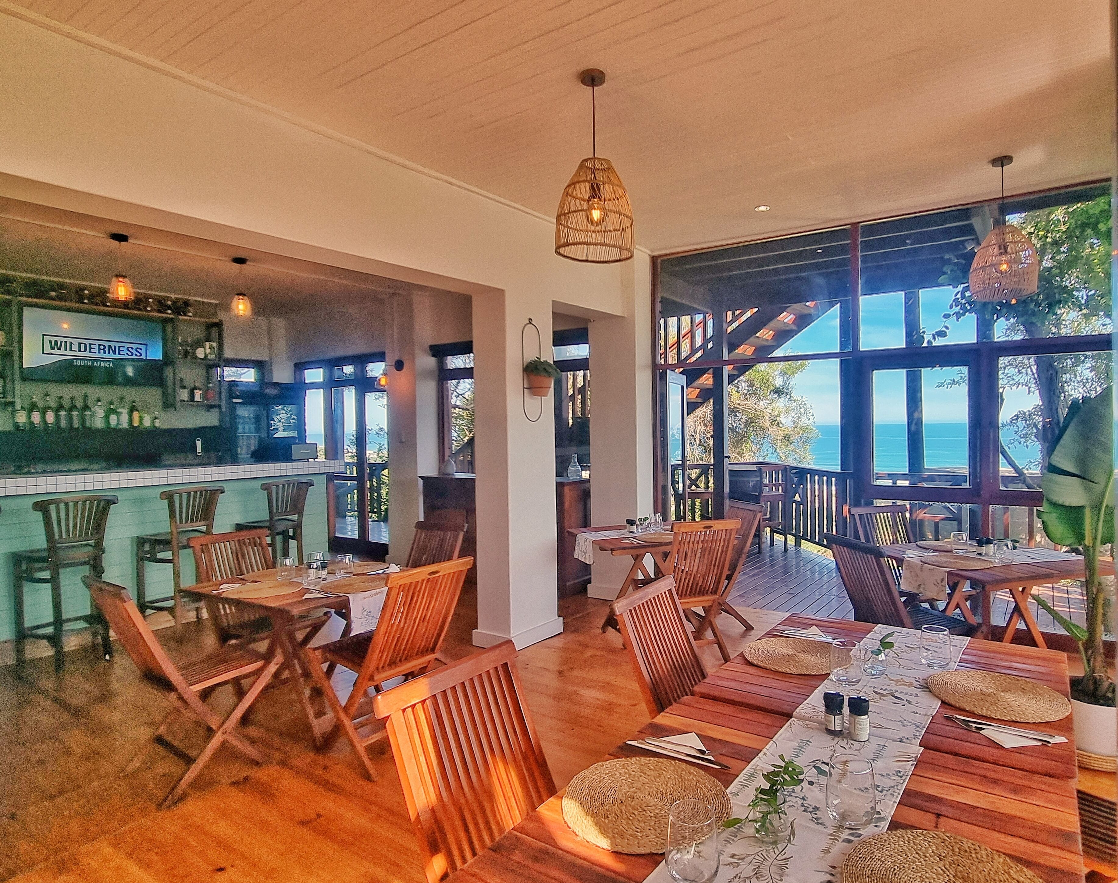 朝食、ランチ、ブランチに営業 (プール ビュー)