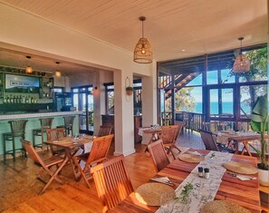 供应早餐、午餐和早午餐��，泳池景观