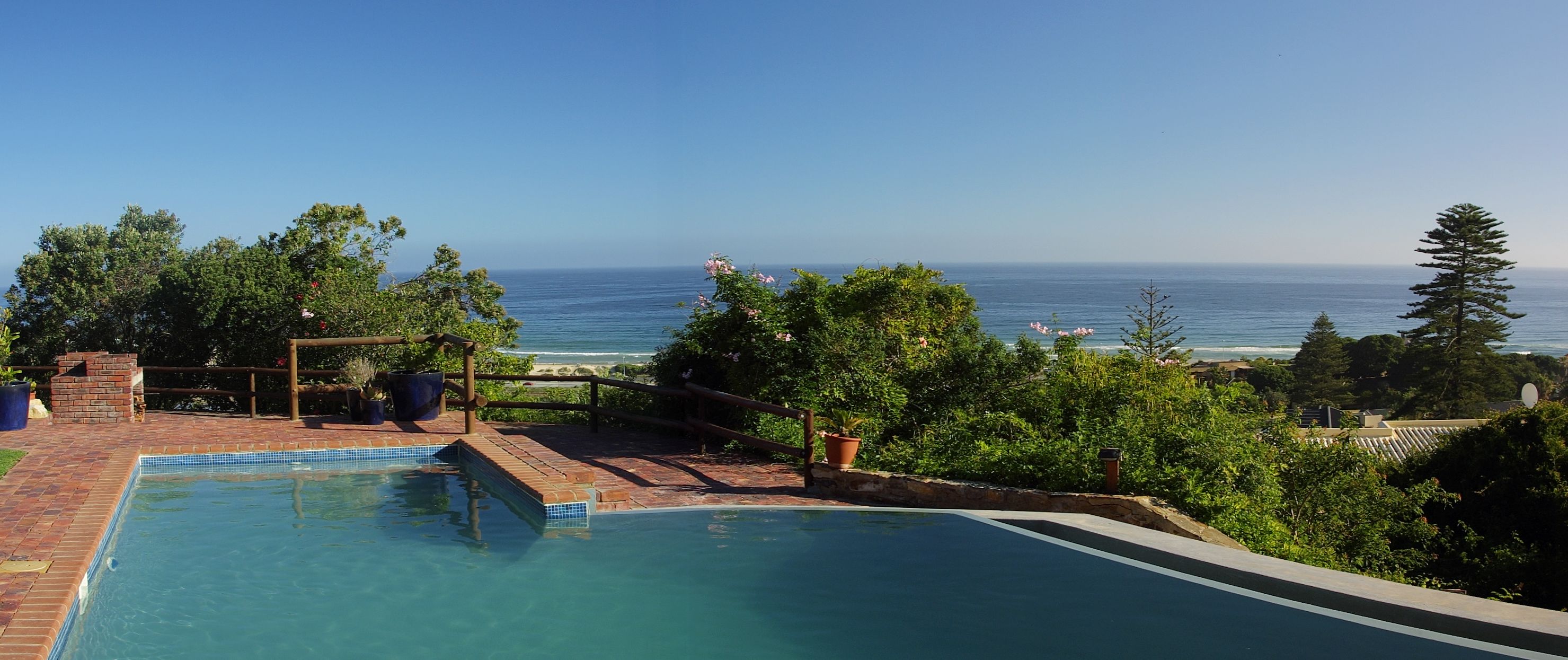Ein Pool mit Blick auf den Ozean.