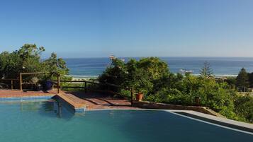 Ein Pool mit Blick auf den Ozean.