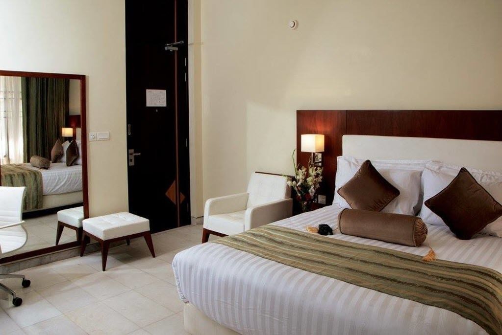 deluxe queen | in-room safe, desk, blackout curtains, iron/ironing board