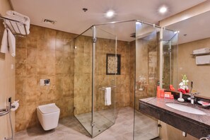 Deluxe Queen | Bathroom | Shower, free toiletries, hair dryer, slippers
