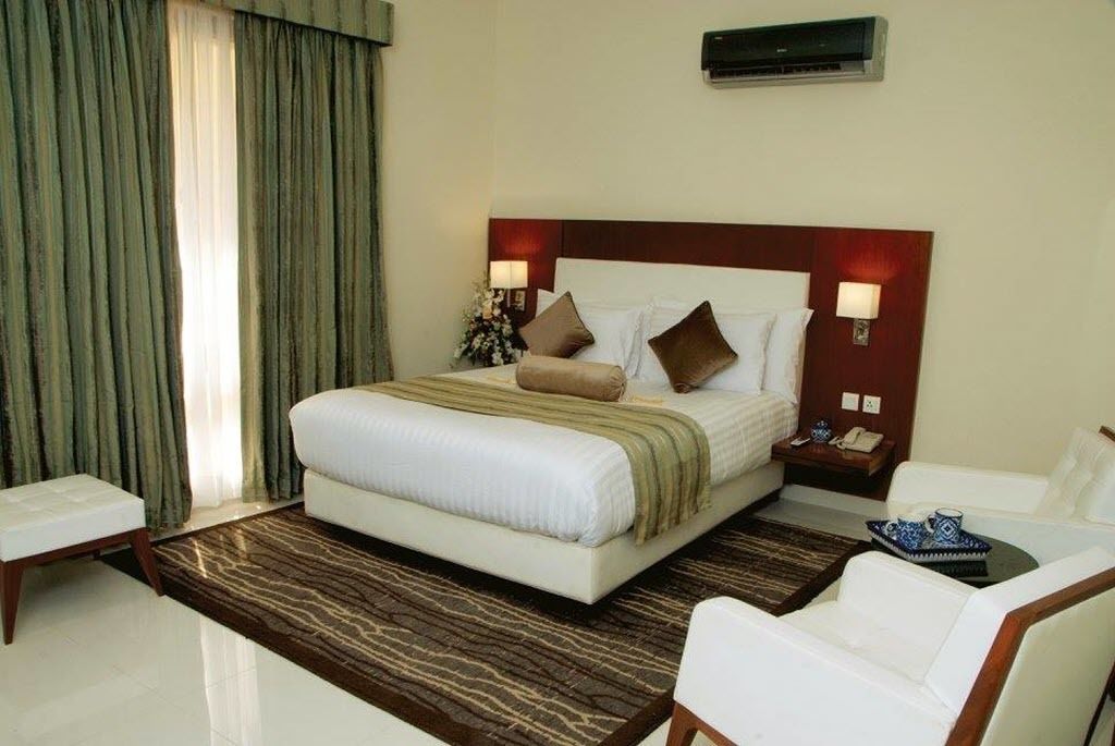 deluxe queen | in-room safe, desk, blackout curtains, iron/ironing board