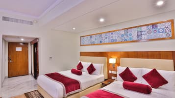 خزنة داخل الغرفة ومكتب وستائر تعتيم ومكواة/لوح كي