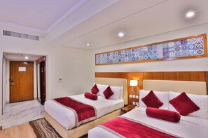 Kamar Double Deluks, 1 Tempat Tidur Queen | Brankas, meja kerja, tirai kedap cahaya, dan setrika/meja setrika