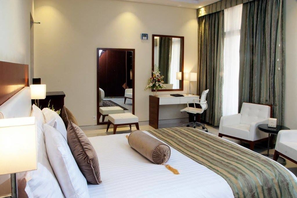 deluxe queen | in-room safe, desk, blackout curtains, iron/ironing board