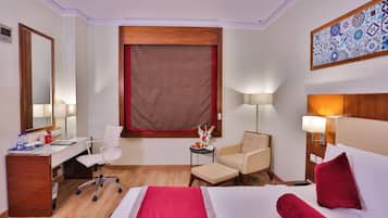 Dobbeltrom – deluxe, 1 queensize-seng | Safe på rommet, skrivebord, blendingsgardiner og strykejern/-brett