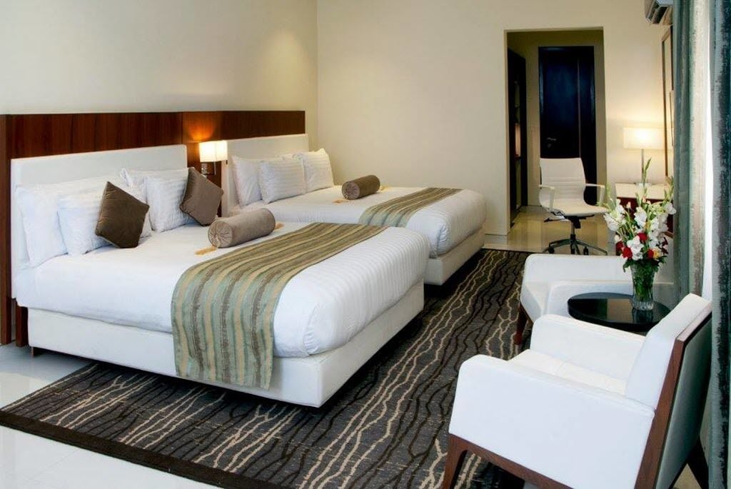 华丽双床房 | 客房内保险箱、办公桌、遮光窗帘、熨斗/熨板