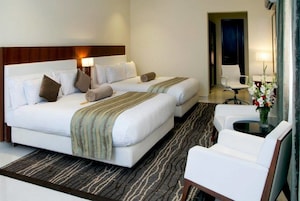 Caja de seguridad en la habitación, escritorio y cortinas blackout