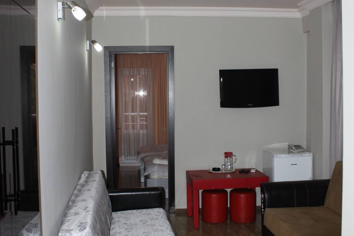 Deluxe Suite, Non Smoking | Desk, blackout drapes, soundproofing, rollaway beds (surcharge)