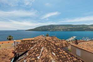 Deluxe-Doppelzimmer, Buchtblick | Schreibtisch, laptopgeeigneter Arbeitsplatz, Bügeleisen/Bügelbrett