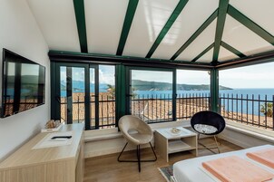 Habitación Deluxe doble, vistas a la bahía | Escritorio y espacio para trabajar con un portátil