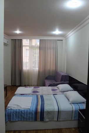 Escritorio, sistema de insonorización y camas plegables/adicionales . Lux Batumi