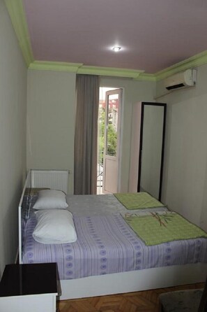 Habitación estándar con 1 cama doble o 2 individuales, no fumadores | Escritorio, sistema de insonorización, camas supletorias y wifi gratis