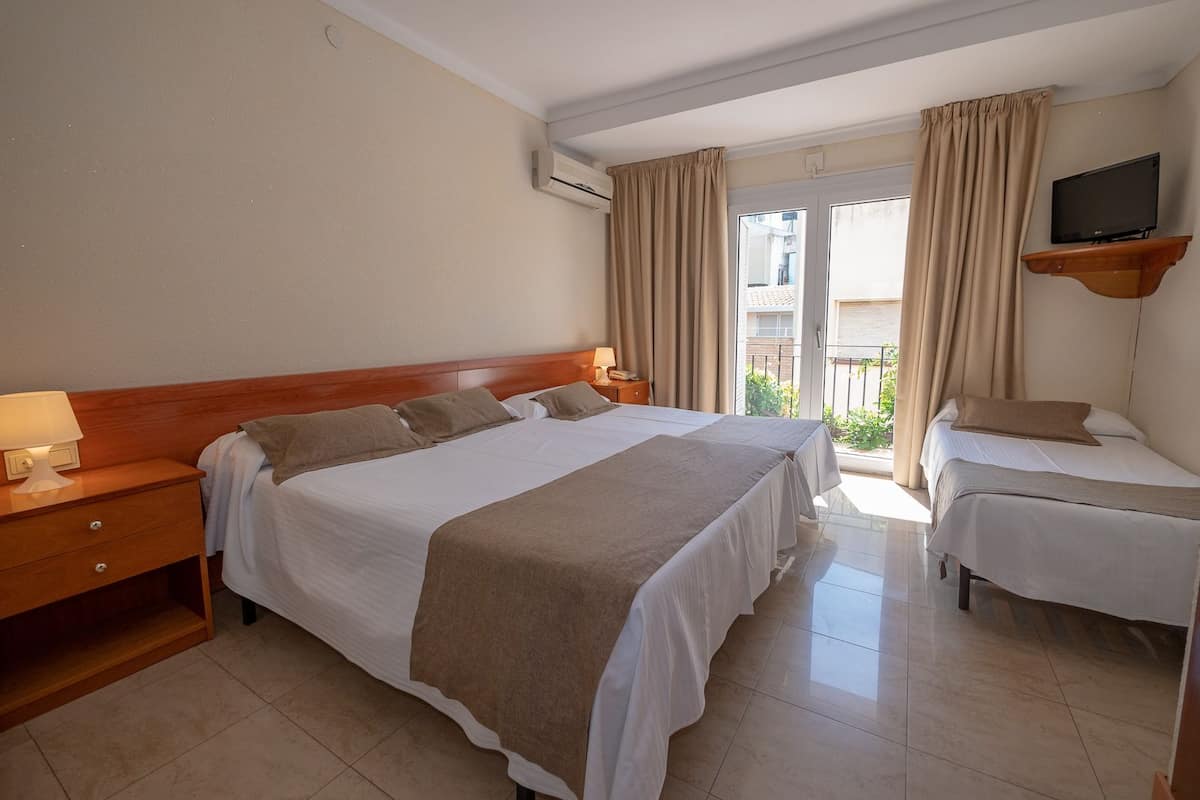 Chambre Triple | Coffres-forts dans les chambres, Wi-Fi gratuit, draps fournis