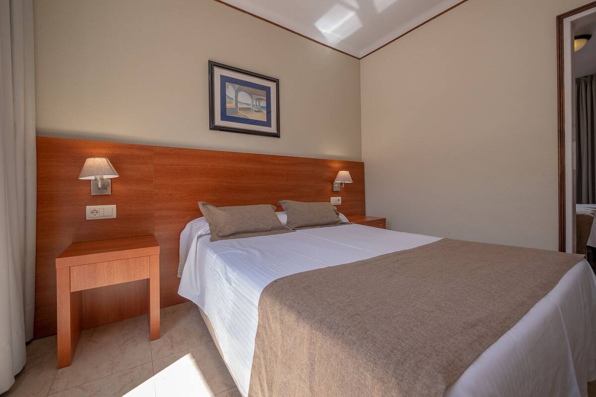 In-room safe, free WiFi, bed sheets