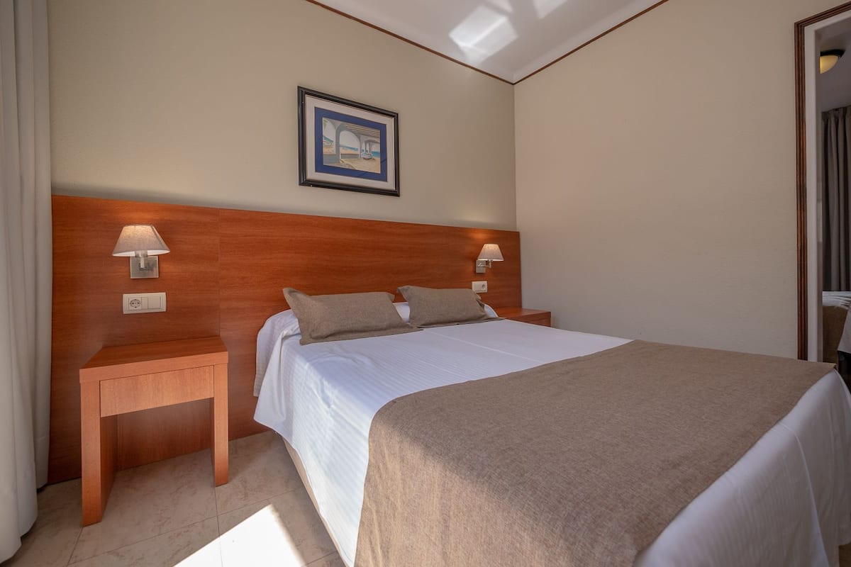 Coffres-forts dans les chambres, Wi-Fi gratuit, draps fournis