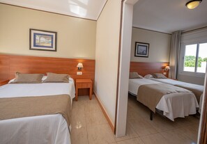 In-room safe, free WiFi, bed sheets - Hotel Gallet (Roses)