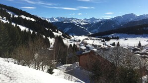 A mountainous landscape with snow-covered peaks and a valley with buildings. - Charming 2-room apartment, 4 pers, sunny view in Les Saisies (Les Saisies)