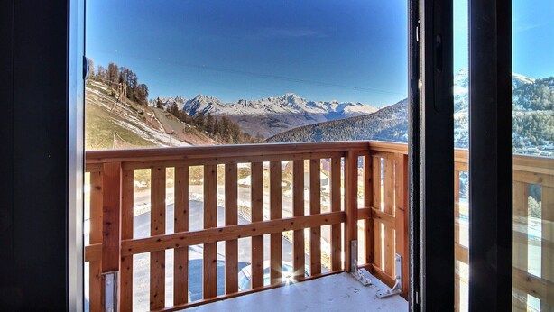 A balcony with a wooden railing overlooking a mountainous landscape. - Family apartment near slopes (La Plagne)