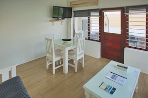 Flat-screen TV - Sea Cottage, Langebaan 4-Sleeper (Langebaan)