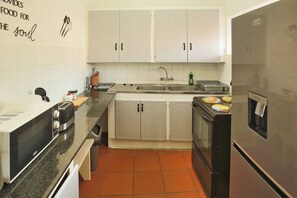 Hervidor eléctrico y utensilios de cocina