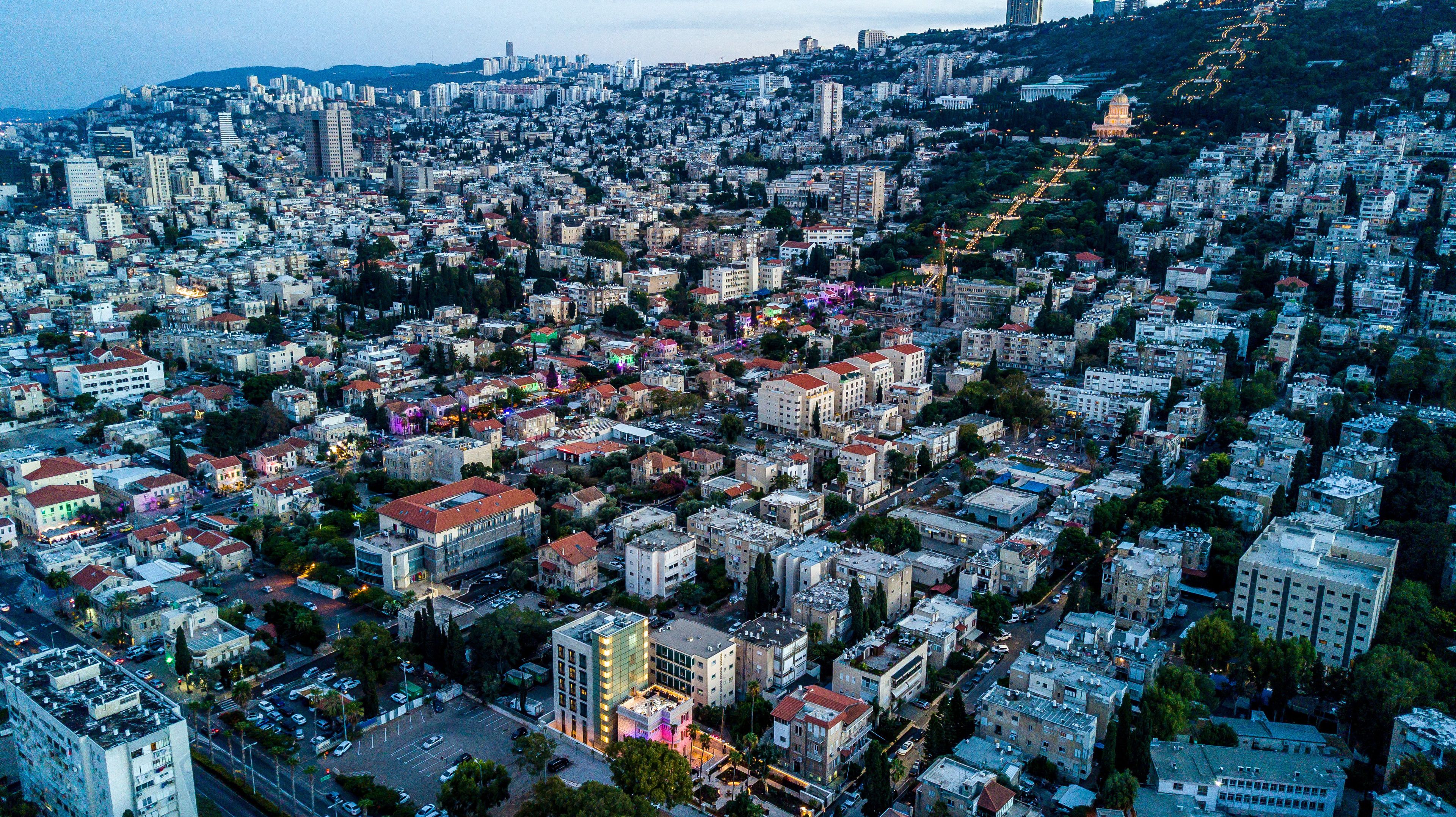 Una zona urbana densamente poblada con una mezcla de edificios residenciales y comerciales, incluyendo una cúpula destacada.