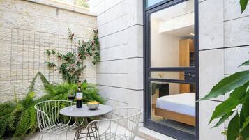 Quarto casal clássico, 1 cama de casal, varanda, no piso térreo | Vista do quarto