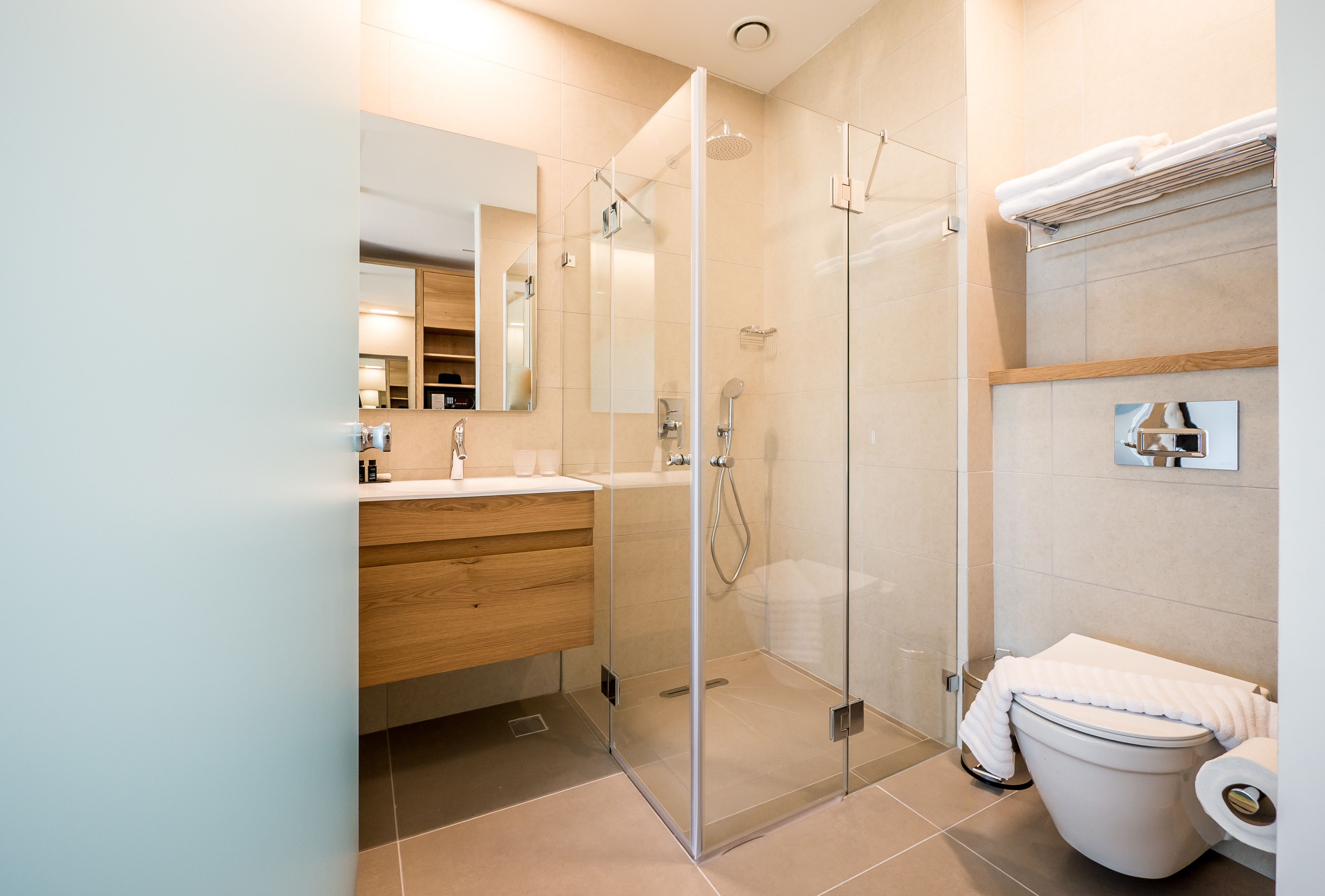 shower, rainfall showerhead, free toiletries, hair dryer