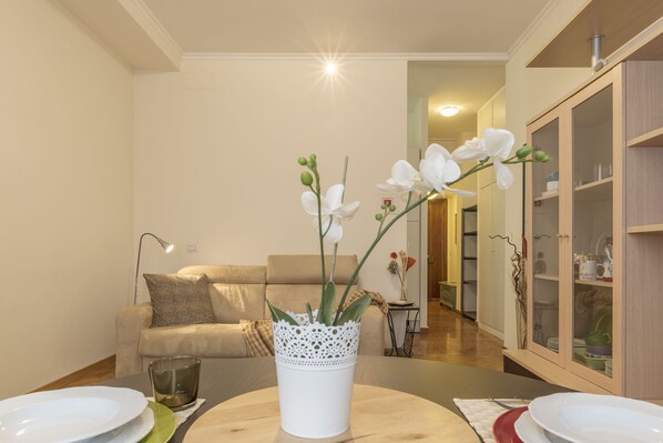 Iron/ironing board, free WiFi, bed sheets