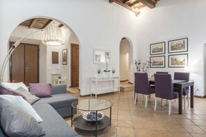 Apartamento, 1 habitación | Zona de estar | Una televisión de pantalla plana