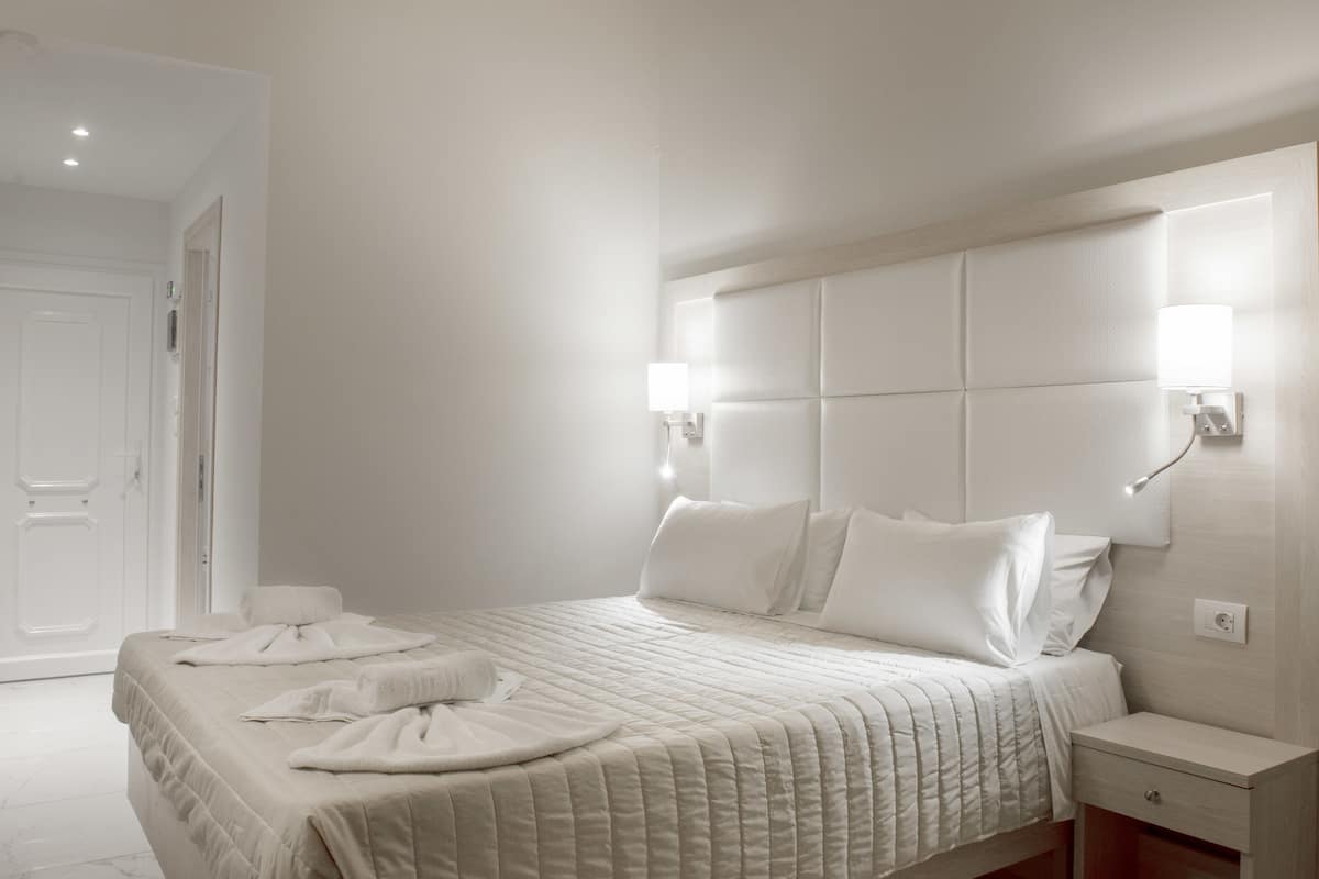 Habitación superior, vista al jardín | Caja de seguridad en la habitación, escritorio y insonorización