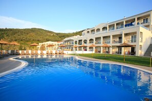 Outdoor pool, pool umbrellas, pool loungers - Saint George Palace Hotel - All inclusive (Corfu)