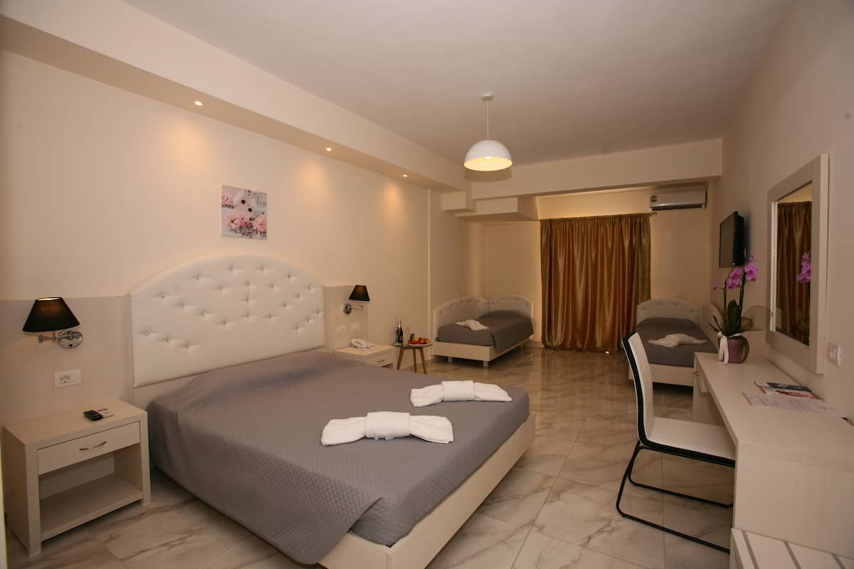 Habitación familiar | Caja de seguridad en la habitación, escritorio y insonorización