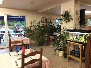 Bữa sáng buffet hàng ngày (9 EUR/mỗi người)