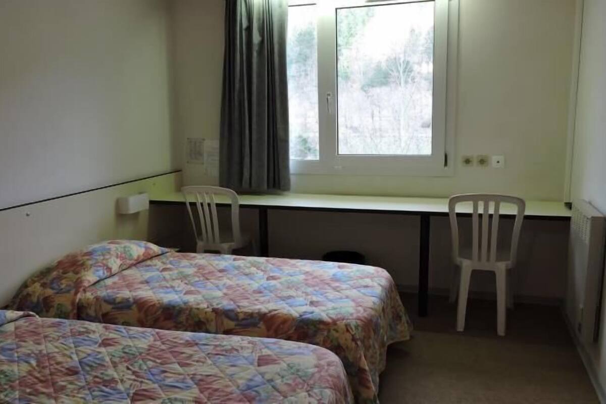 Classic-Doppel- oder -Zweibettzimmer, 2 Einzelbetten, Nichtraucher | Individuell dekoriert, individuell eingerichtet, Schreibtisch