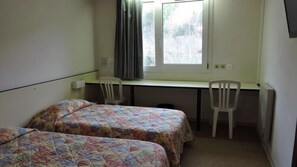 Phòng đôi hoặc 2 giường đơn phong cách cổ điển, 2 giường đơn, không hút thuốc | Trang trí khác biệt, trang bị nội thất với thiết kế riêng biệt, bàn