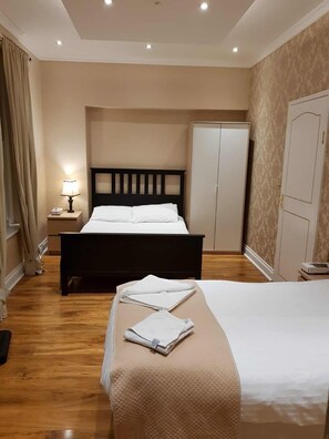 Blackout drapes, free WiFi, bed sheets - Tourian Lounge Hotel (London)