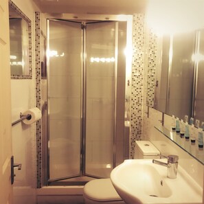 Double Room, 1 Double Bed | Bathroom | Shower, towels - Tourian Lounge Hotel (London)