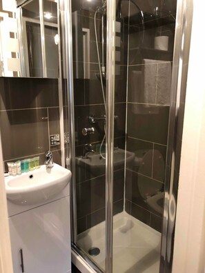 Double Room, 1 Double Bed | Blackout drapes, free WiFi, bed sheets - Tourian Lounge Hotel (London)