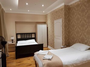 舒適三人房 | 遮光窗簾/窗簾、免費 Wi-Fi、床單