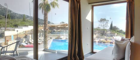 Junior suite (River Pool Access) | Een kluis op de kamer, een strijkplank/strijkijzer, gratis wifi