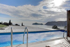 2 outdoor pools