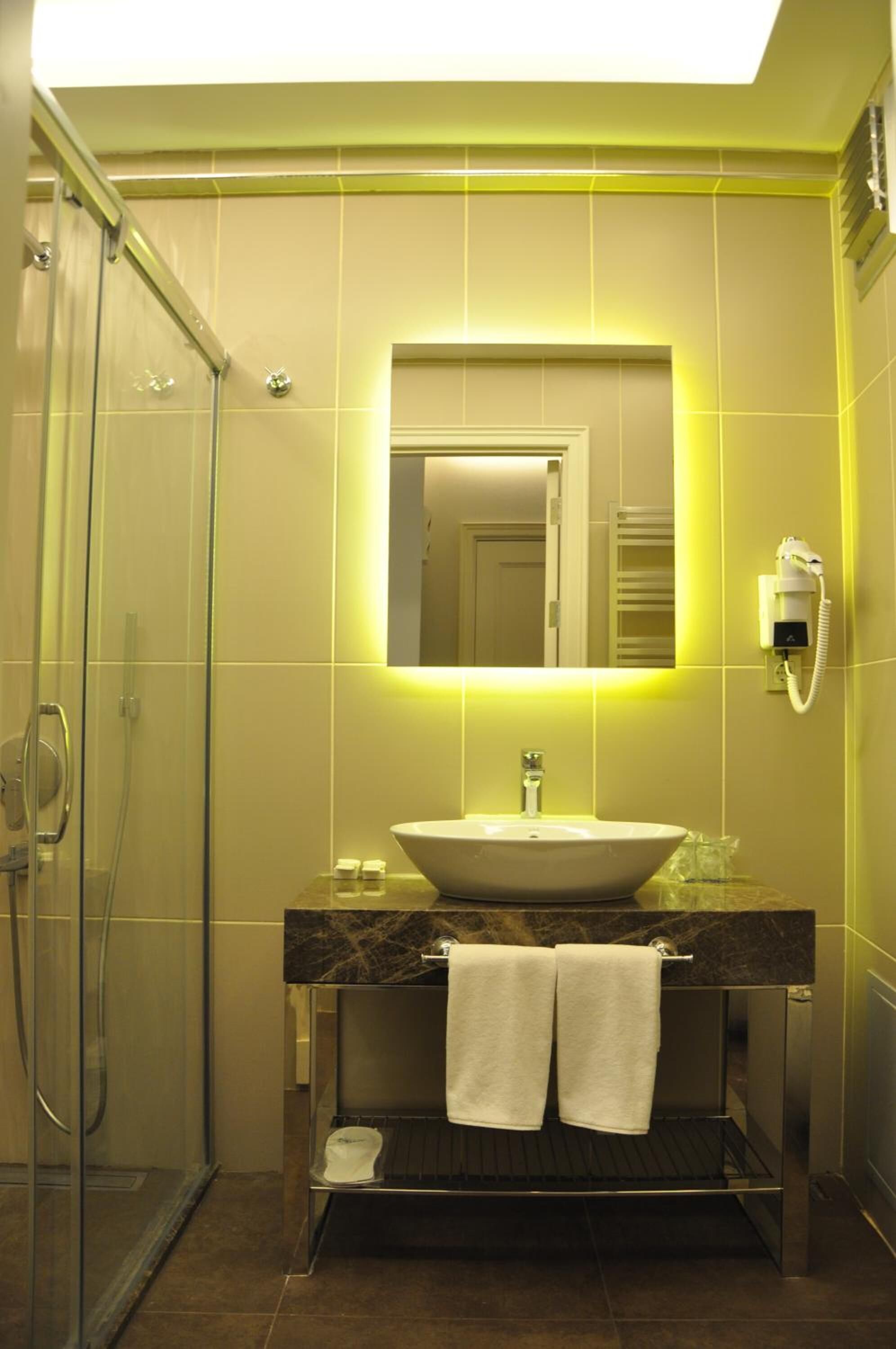 Dusche, Regendusche, kostenlose Toilettenartikel, Haartrockner