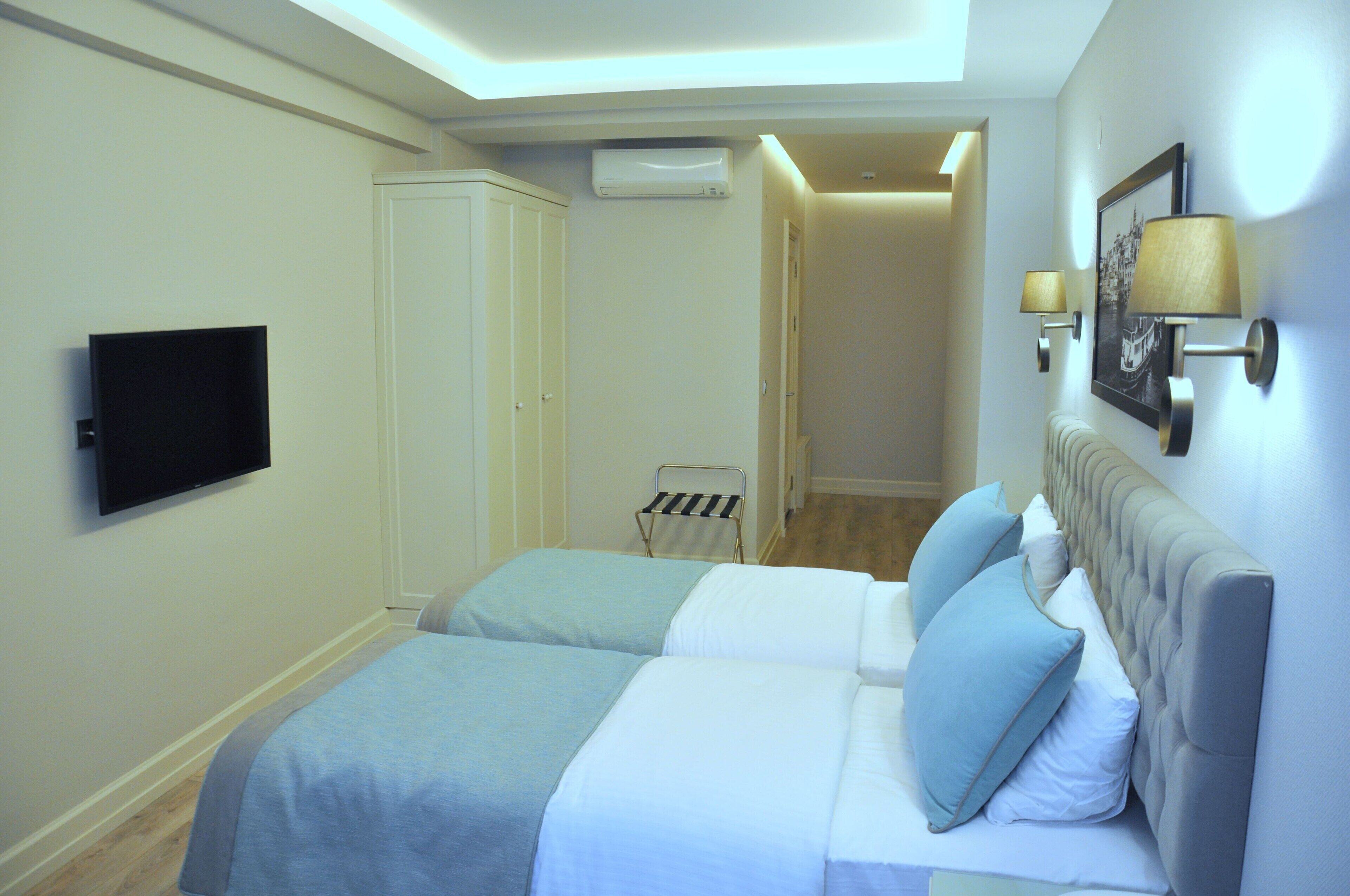 Egyptian cotton sheets, premium bedding, in-room safe, desk