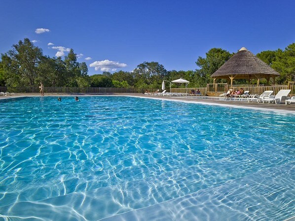 Piscine extérieure en saison