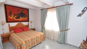Standard Room, 1 Double Bed, Non Smoking | In-room safe, blackout drapes, bed sheets - Hotel Montana (Roses)