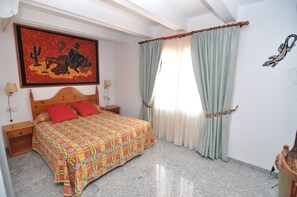 Standard Room, 1 Double Bed, Non Smoking | In-room safe, blackout drapes, bed sheets - Hotel Montana (Roses)